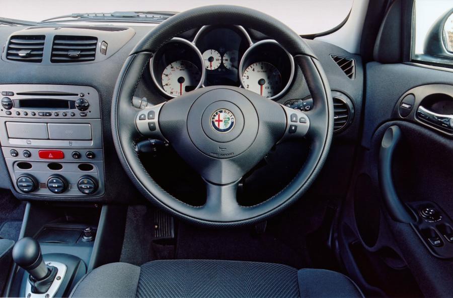 Торпедо Alfa Romeo 147 3-Door (937A) 2001 года  (UK) (фото 5 из 25)